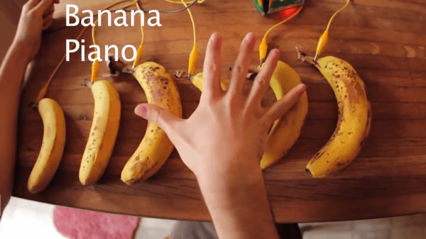 Steuerung eines Bananen-Klaviers mit Makey Makey.